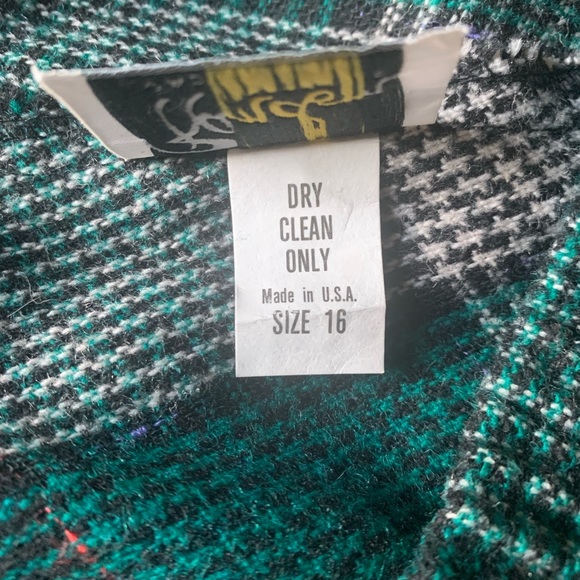 Vintage 80s plaid skirt in green, black and grey with red thread. - Picture 5 of 6